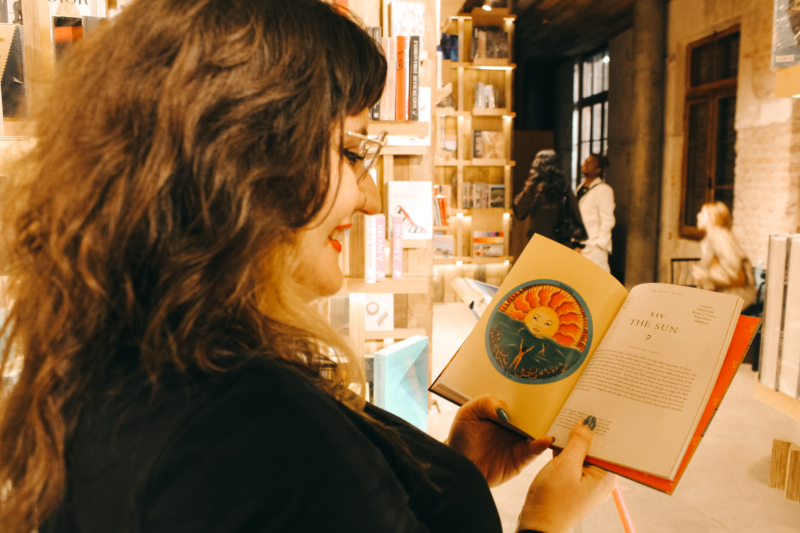 Lari lendo livro de tarot