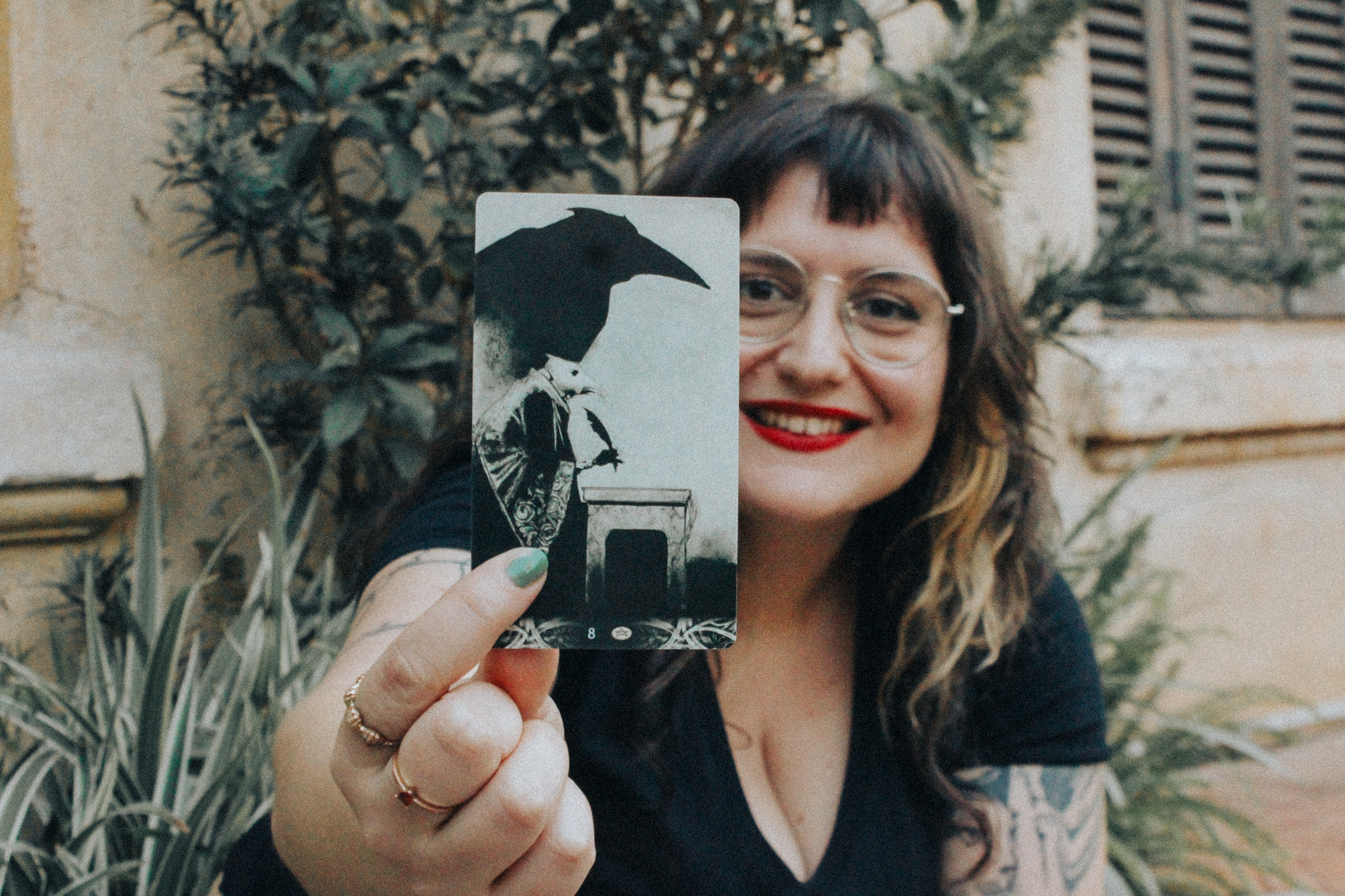 Lari mostrando carta de tarot