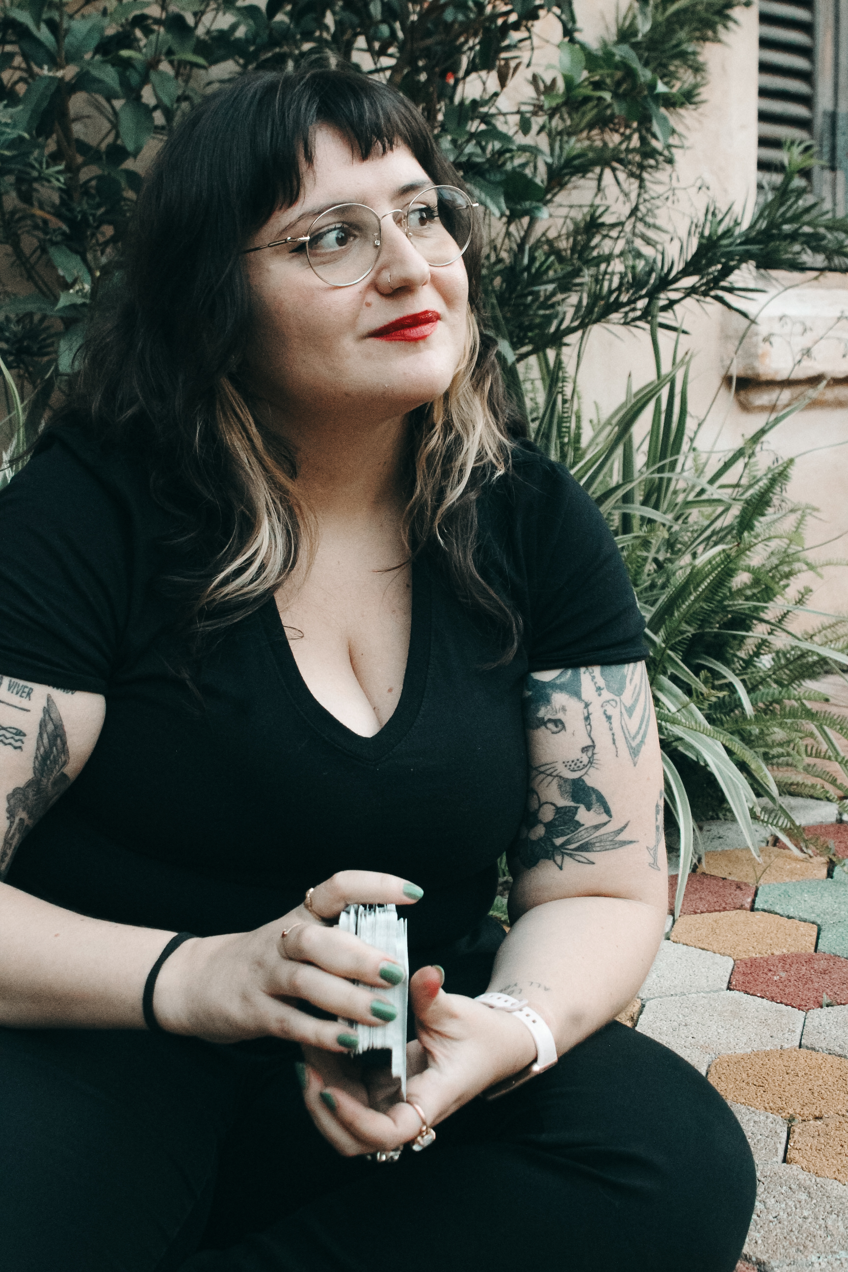 Lari sorrindo com carta de tarot